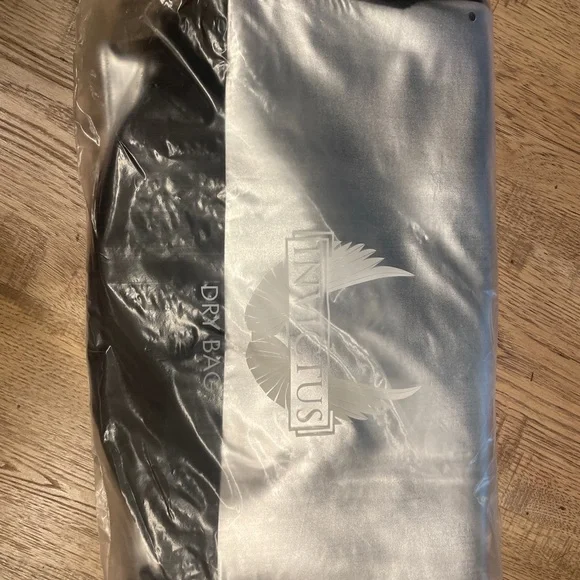 Paco Rabanne Invictus Dry Bag - Picture 3 of 9